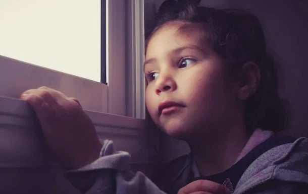 Детская тревожность: как она развивается и чему учит